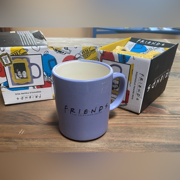 Two Friends TV Show Frame Mugs, Monica’s Peephole Frame Mugs New In Box - Picture 5 of 5